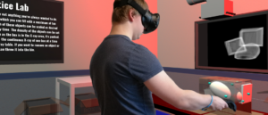 Junger Mann mit VR-Brille, der virtuelle, mathematische Körper verschiebt
