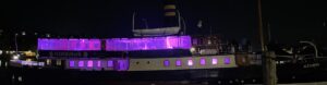 Das Flensburger Dampfschiff "Alexandra" erstrahlt in lila